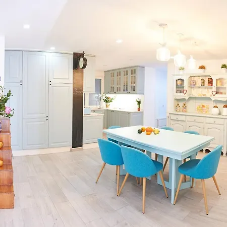 Lujoso Y Amplio Piso Con 5 Apartment